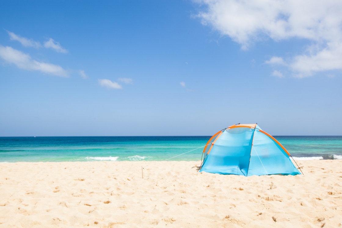 'camping with a tent at a lonesome beach with a turquoise sea and blue sky in the background, Fuerteventura, Canary Islands, Spain, Europe' - Kanaren