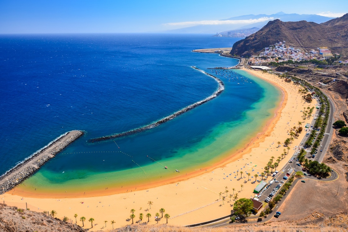 'View of famous beach and ocean lagoon Playa de las Teresitas,Tenerife, Canary islands, Spain' - Kanaren